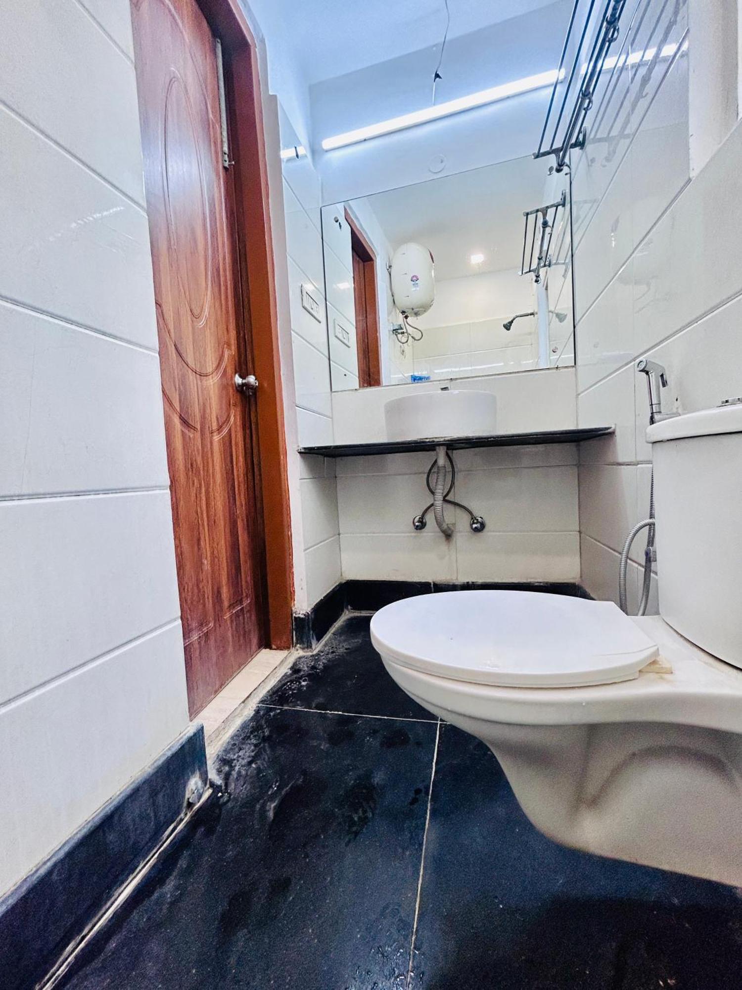 Hotel Satwah Home Stay Just 10 Minute Away Form Nizamuddin Railway Station New Delhi Exterior photo